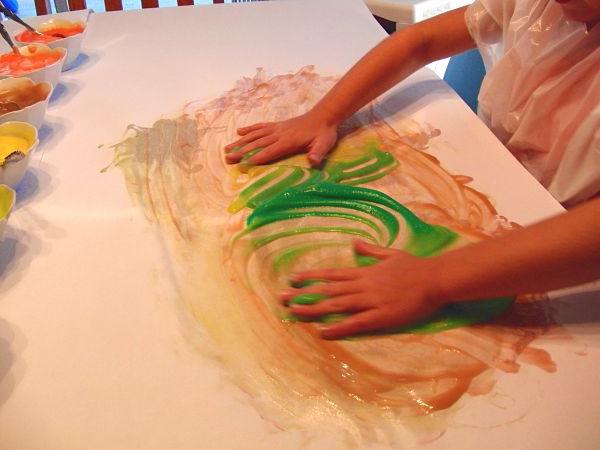 Fingerfärger för barn - ett hjälpmedel för unga artister