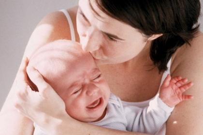 Att hjälpa unga föräldrar: hur man kan lugna den nyfödda?