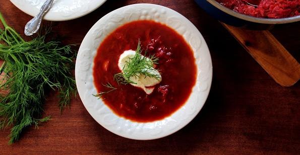 Matar en läcker borscht för vintern med kål