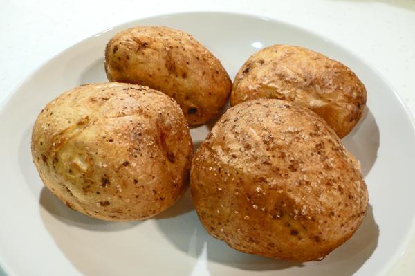 Hur läckra och tillfredsställande att baka potatis i en uniform i ugnen?