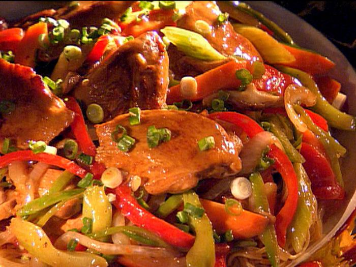 Delar av kyckling med grönsaker: recept och metoder för matlagning